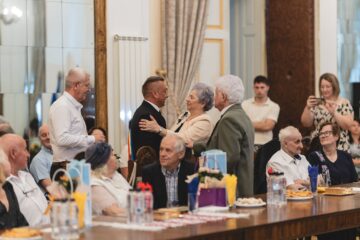 33 de „cupluri de aur” din Vatra Dornei au fost omagiate de primarul Marius Rîpan la împlinirea a 50 de ani de căsnicie
