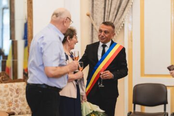 33 de „cupluri de aur” din Vatra Dornei au fost omagiate de primarul Marius Rîpan la împlinirea a 50 de ani de căsnicie