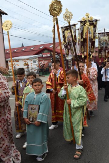 Sute de credincioși au participat la procesiunea „Calea Sfinților”, de hramul municipiului Fălticeni