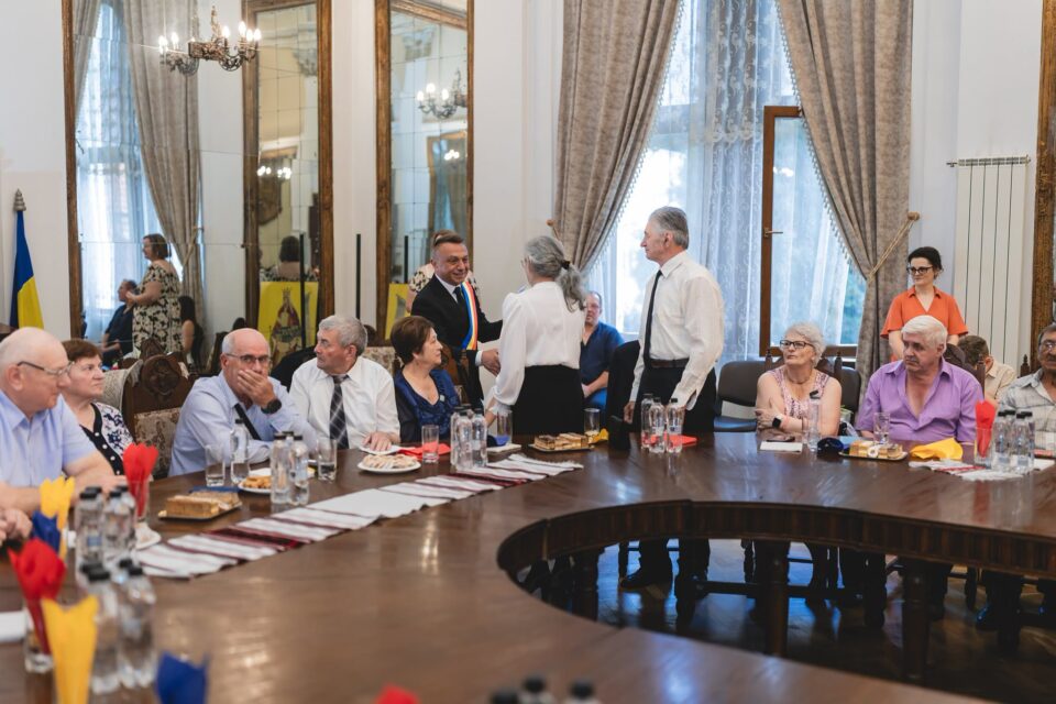 33 de „cupluri de aur” din Vatra Dornei au fost omagiate de primarul Marius Rîpan la împlinirea a 50 de ani de căsnicie