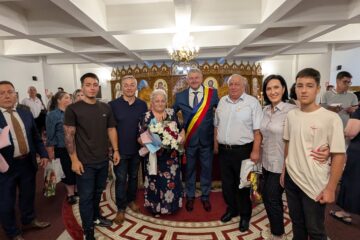 Peste 50 de „cupluri de aur” din Fălticeni au fost premiate de primarul Cătălin Coman de Ziua Municipiului Peste 50 de „cupluri de aur” din Fălticeni au fost premiate de primarul Cătălin Coman de Ziua Municipiului