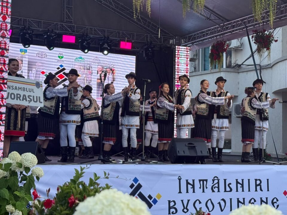 Ansamblul Folcloric „Izvorașul” din Liteni, ambasador al tradițiilor locale la Festivalul Internațional de Folclor „Întâlniri Bucovinene”