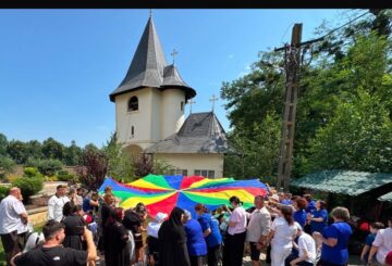 Peste 80 de persoane vulnerabile îngrijite în centrele Mănăstirii Bogdănești au participat la activitatea „Punți către suflete”