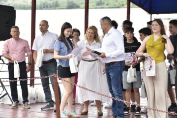 Primarul din Fălticeni, Cătălin Coman, a premiat 115 elevi cu rezultate foarte bune la evaluarea națională și bacalaureat