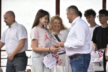 Primarul din Fălticeni, Cătălin Coman, a premiat 115 elevi cu rezultate foarte bune la evaluarea națională și bacalaureat
