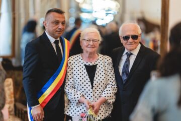 33 de „cupluri de aur” din Vatra Dornei au fost omagiate de primarul Marius Rîpan la împlinirea a 50 de ani de căsnicie