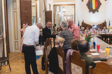 33 de „cupluri de aur” din Vatra Dornei au fost omagiate de primarul Marius Rîpan la împlinirea a 50 de ani de căsnicie