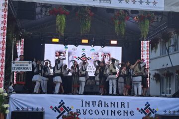 Ansamblul Folcloric „Izvorașul” din Liteni, ambasador al tradițiilor locale la Festivalul Internațional de Folclor „Întâlniri Bucovinene” Ansamblul Folcloric „Izvorașul” din Liteni, ambasador al tradițiilor locale la Festivalul Internațional de Folclor „Întâlniri Bucovinene”