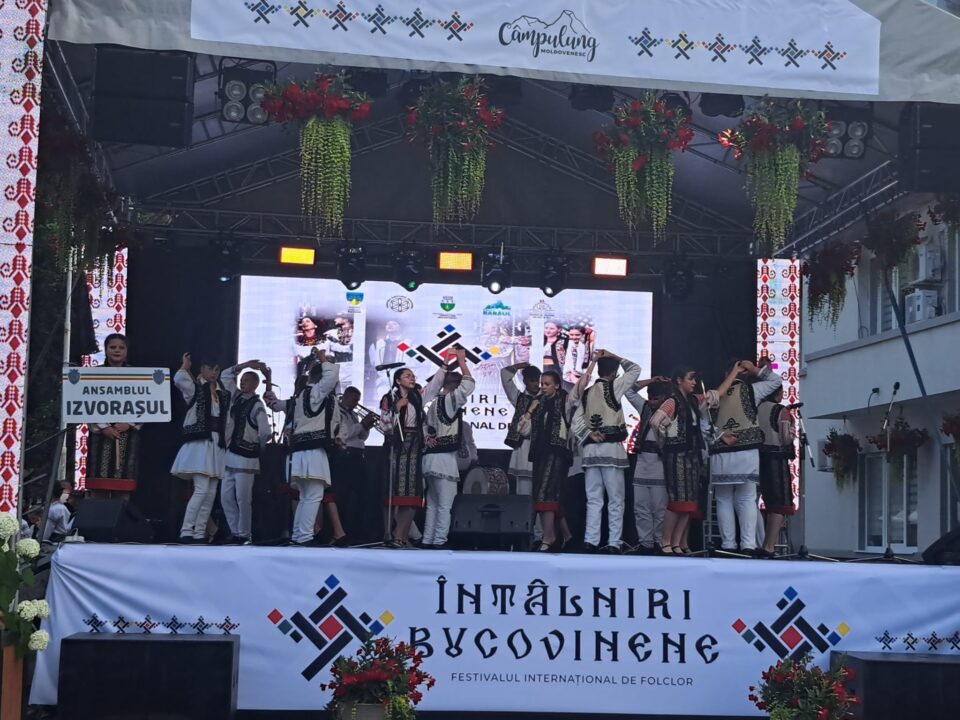 Ansamblul Folcloric „Izvorașul” din Liteni, ambasador al tradițiilor locale la Festivalul Internațional de Folclor „Întâlniri Bucovinene”