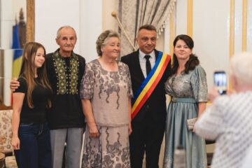 33 de „cupluri de aur” din Vatra Dornei au fost omagiate de primarul Marius Rîpan la împlinirea a 50 de ani de căsnicie