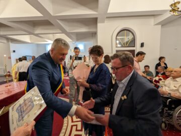 Peste 50 de „cupluri de aur” din Fălticeni au fost premiate de primarul Cătălin Coman de Ziua Municipiului