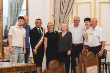 33 de „cupluri de aur” din Vatra Dornei au fost omagiate de primarul Marius Rîpan la împlinirea a 50 de ani de căsnicie