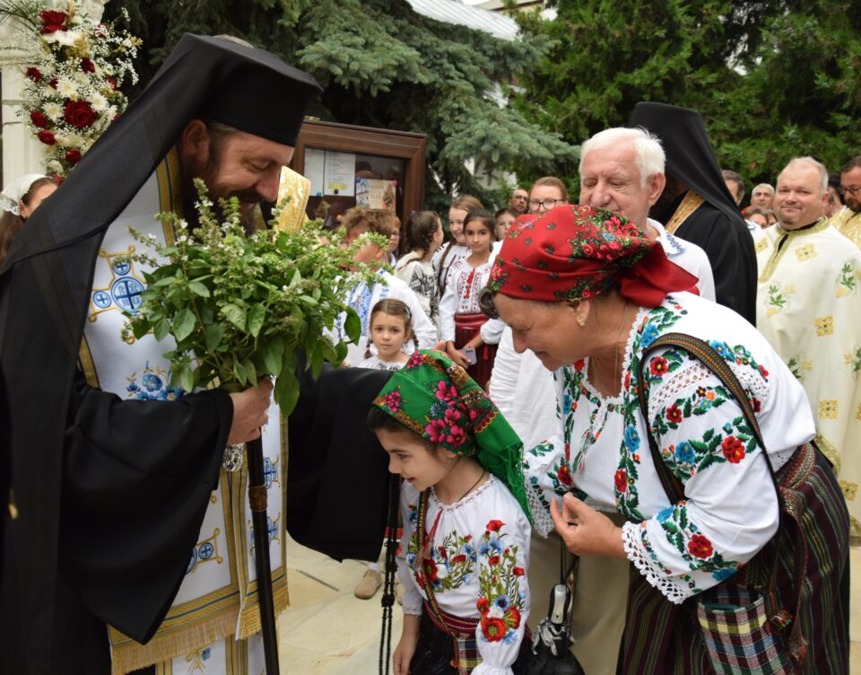 Sute de credincioși au participat la procesiunea „Calea Sfinților”, de hramul municipiului Fălticeni