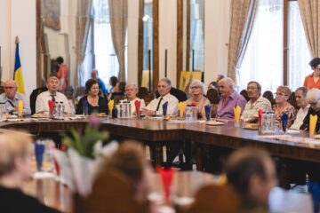 33 de „cupluri de aur” din Vatra Dornei au fost omagiate de primarul Marius Rîpan la împlinirea a 50 de ani de căsnicie