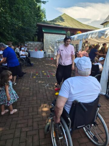 Peste 80 de persoane vulnerabile îngrijite în centrele Mănăstirii Bogdănești au participat la activitatea „Punți către suflete”