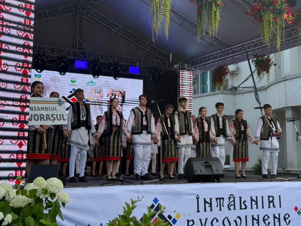 Ansamblul Folcloric „Izvorașul” din Liteni, ambasador al tradițiilor locale la Festivalul Internațional de Folclor „Întâlniri Bucovinene”