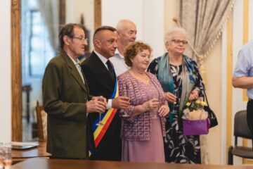 33 de „cupluri de aur” din Vatra Dornei au fost omagiate de primarul Marius Rîpan la împlinirea a 50 de ani de căsnicie