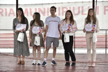 Primarul din Fălticeni, Cătălin Coman, a premiat 115 elevi cu rezultate foarte bune la evaluarea națională și bacalaureat