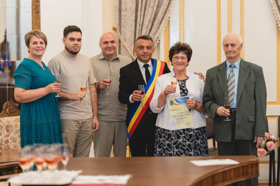 33 de „cupluri de aur” din Vatra Dornei au fost omagiate de primarul Marius Rîpan la împlinirea a 50 de ani de căsnicie 33 de „cupluri de aur” din Vatra Dornei au fost omagiate de primarul Marius Rîpan la împlinirea a 50 de ani de căsnicie