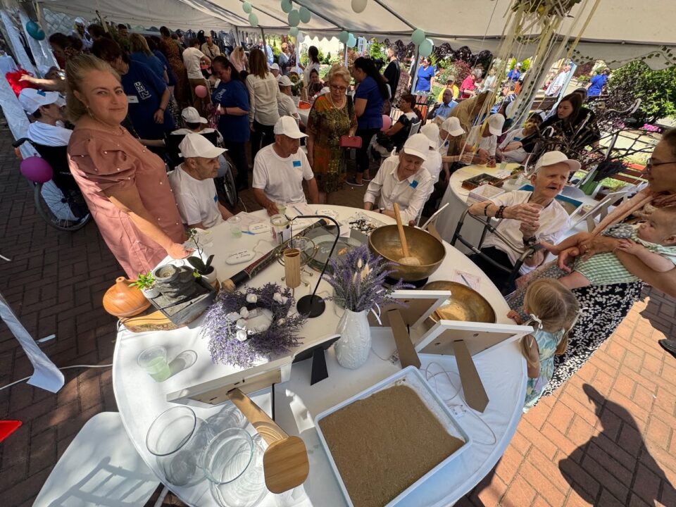 Peste 80 de persoane vulnerabile îngrijite în centrele Mănăstirii Bogdănești au participat la activitatea „Punți către suflete” Peste 80 de persoane vulnerabile îngrijite în centrele Mănăstirii Bogdănești au participat la activitatea „Punți către suflete”