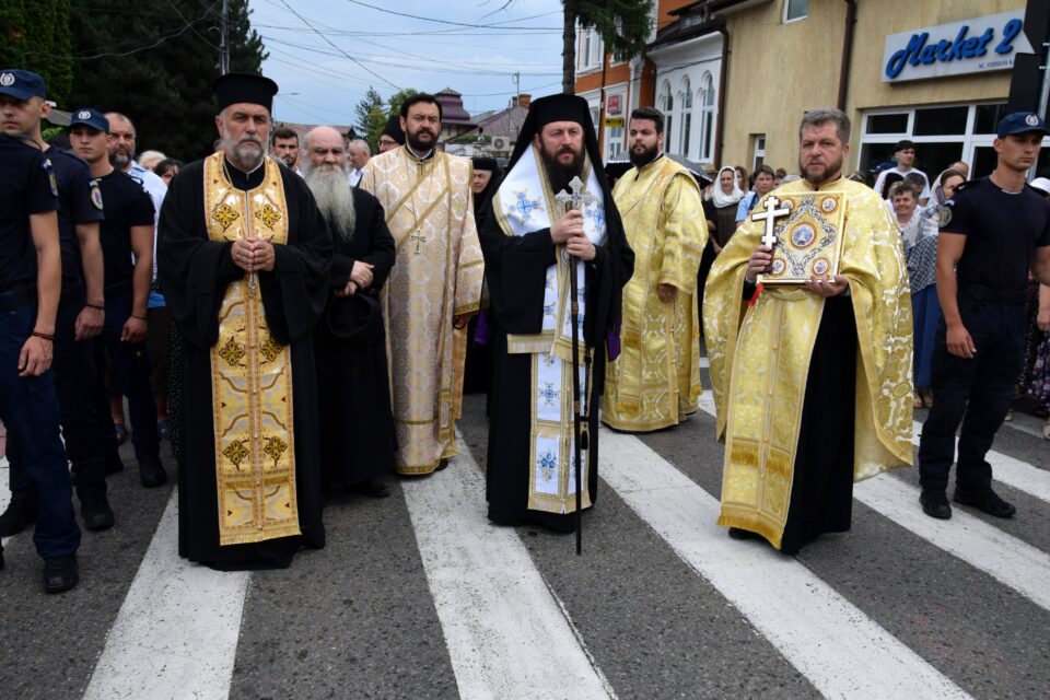 Sute de credincioși au participat la procesiunea „Calea Sfinților”, de hramul municipiului Fălticeni