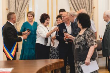 33 de „cupluri de aur” din Vatra Dornei au fost omagiate de primarul Marius Rîpan la împlinirea a 50 de ani de căsnicie