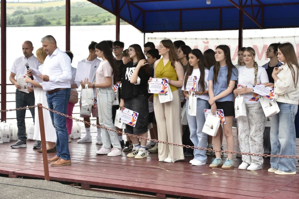Primarul din Fălticeni, Cătălin Coman, a premiat 115 elevi cu rezultate foarte bune la evaluarea națională și bacalaureat Primarul din Fălticeni, Cătălin Coman, a premiat 115 elevi cu rezultate foarte bune la evaluarea națională și bacalaureat