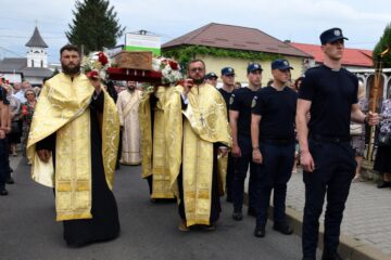 Sute de credincioși au participat la procesiunea „Calea Sfinților”, de hramul municipiului Fălticeni