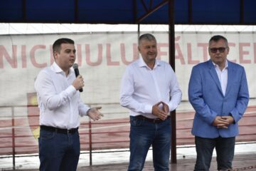Primarul din Fălticeni, Cătălin Coman, a premiat 115 elevi cu rezultate foarte bune la evaluarea națională și bacalaureat
