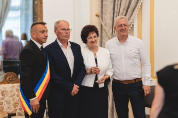33 de „cupluri de aur” din Vatra Dornei au fost omagiate de primarul Marius Rîpan la împlinirea a 50 de ani de căsnicie