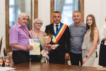33 de „cupluri de aur” din Vatra Dornei au fost omagiate de primarul Marius Rîpan la împlinirea a 50 de ani de căsnicie