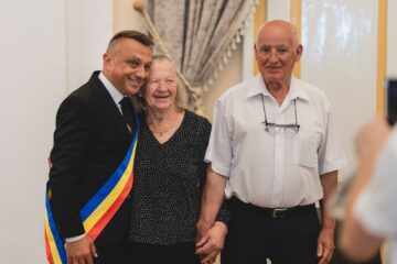 33 de „cupluri de aur” din Vatra Dornei au fost omagiate de primarul Marius Rîpan la împlinirea a 50 de ani de căsnicie