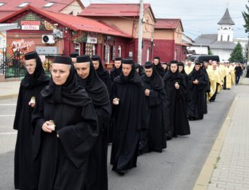 Sute de credincioși au participat la procesiunea „Calea Sfinților”, de hramul municipiului Fălticeni