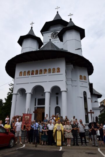 Sute de credincioși au participat la procesiunea „Calea Sfinților”, de hramul municipiului Fălticeni