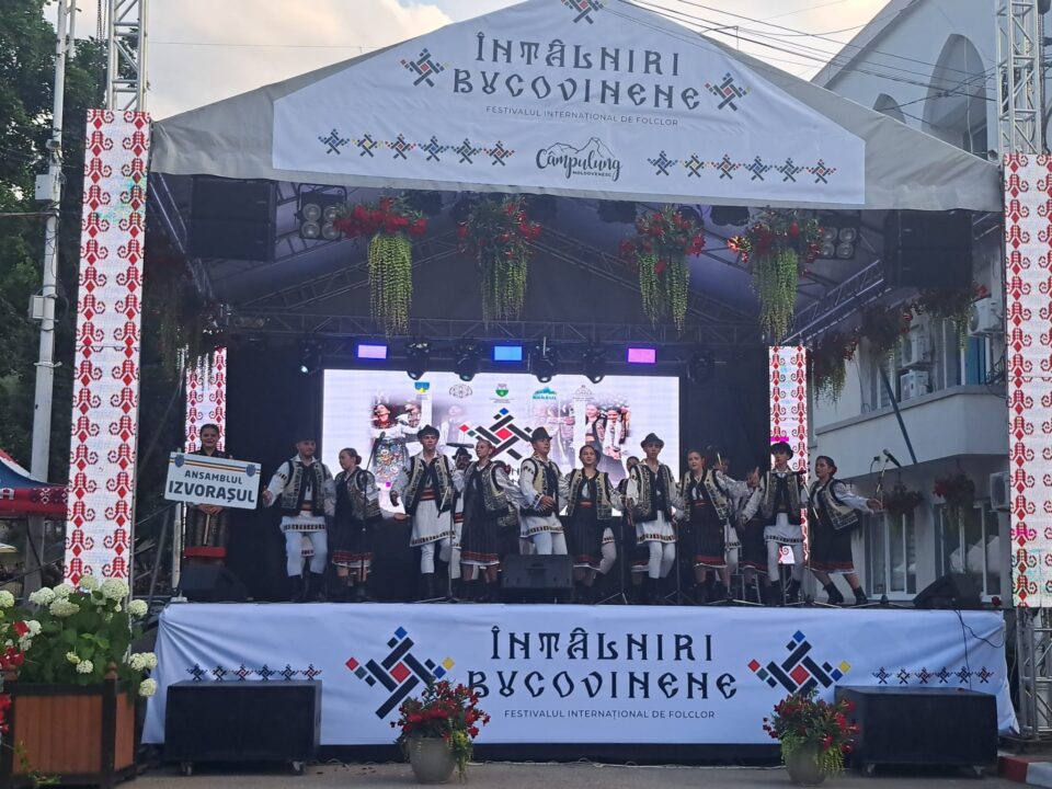 Ansamblul Folcloric „Izvorașul” din Liteni, ambasador al tradițiilor locale la Festivalul Internațional de Folclor „Întâlniri Bucovinene”