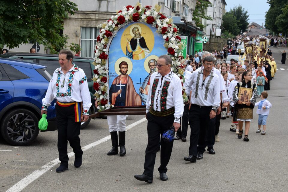Sute de credincioși au participat la procesiunea „Calea Sfinților”, de hramul municipiului Fălticeni Sute de credincioși au participat la procesiunea „Calea Sfinților”, de hramul municipiului Fălticeni