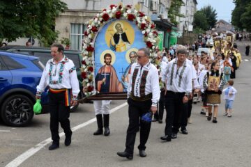 Sute de credincioși au participat la procesiunea „Calea Sfinților”, de hramul municipiului Fălticeni Sute de credincioși au participat la procesiunea „Calea Sfinților”, de hramul municipiului Fălticeni