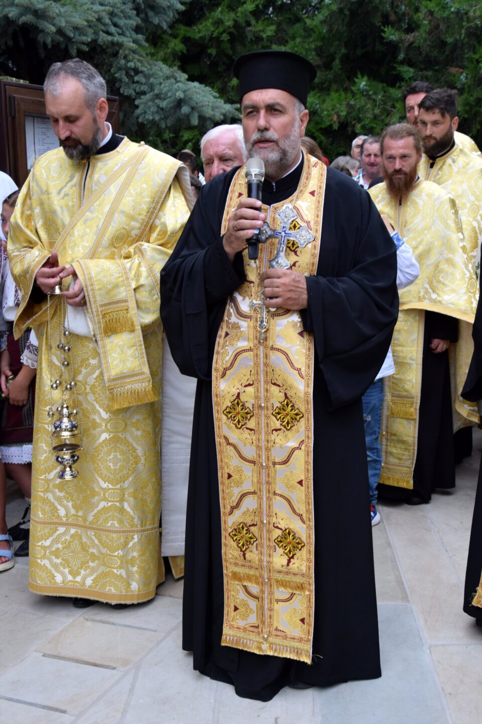 Sute de credincioși au participat la procesiunea „Calea Sfinților”, de hramul municipiului Fălticeni