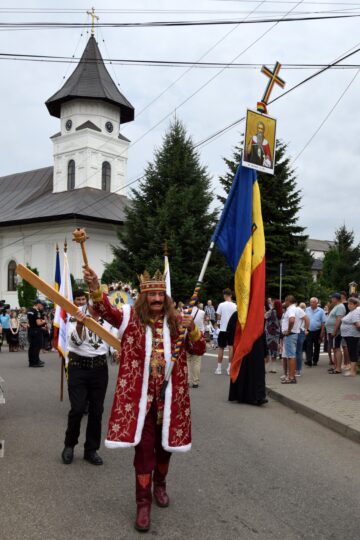 Sute de credincioși au participat la procesiunea „Calea Sfinților”, de hramul municipiului Fălticeni