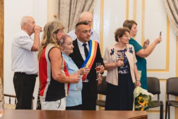 33 de „cupluri de aur” din Vatra Dornei au fost omagiate de primarul Marius Rîpan la împlinirea a 50 de ani de căsnicie