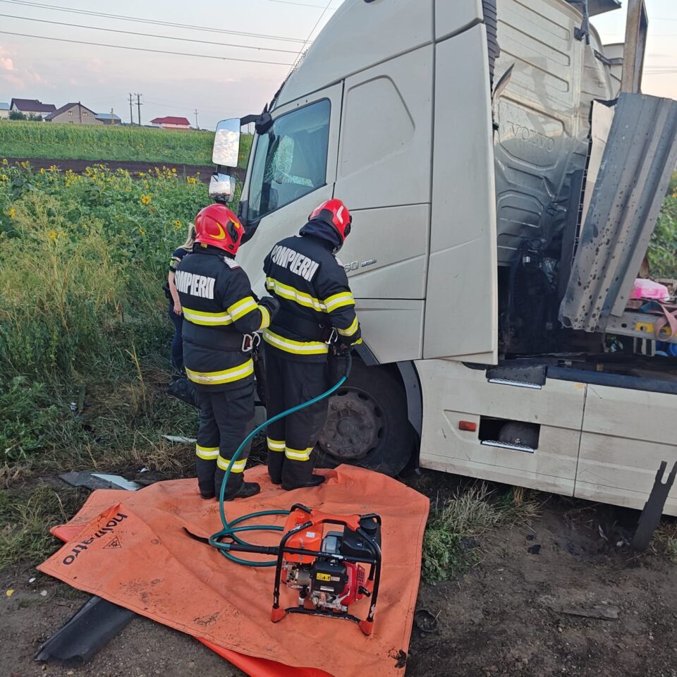 Un sucevean care conducea un autotren cu 700 de butelii, rănit într-un grav accident de pe E 85, la Săbăoani – Neamț