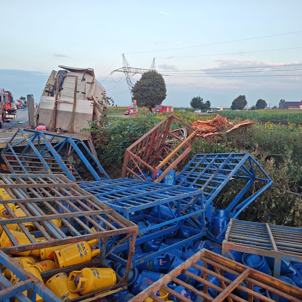 Un sucevean care conducea un autotren cu 700 de butelii, rănit într-un grav accident de pe E 85, la Săbăoani – Neamț