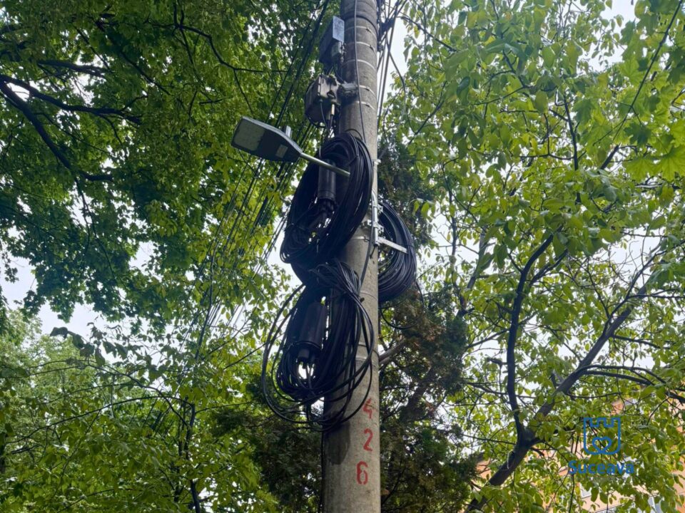 Stâlpii fostei rețele de troleibuze din Suceava vor fi dați jos, iar cablurile aeriene „coborâte” în subteran Stâlpii fostei rețele de troleibuze din Suceava vor fi dați jos, iar cablurile aeriene „coborâte” în subteran
