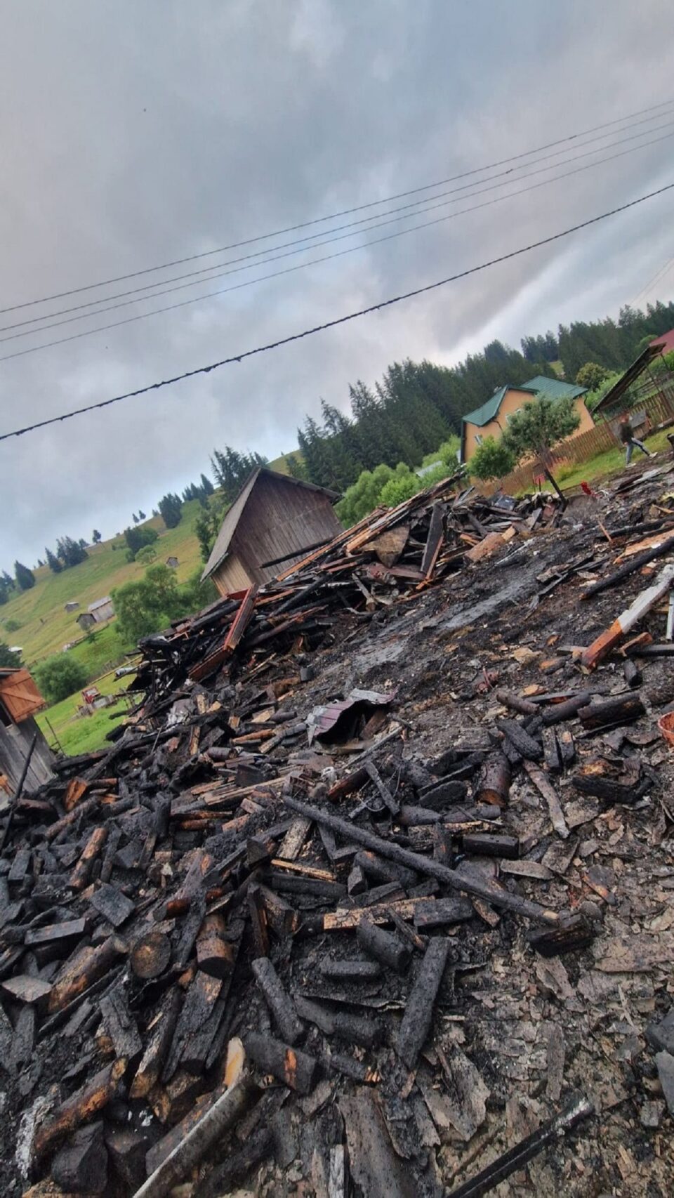 Casă distrusă de un incendiu pornit din adăpostul de animale