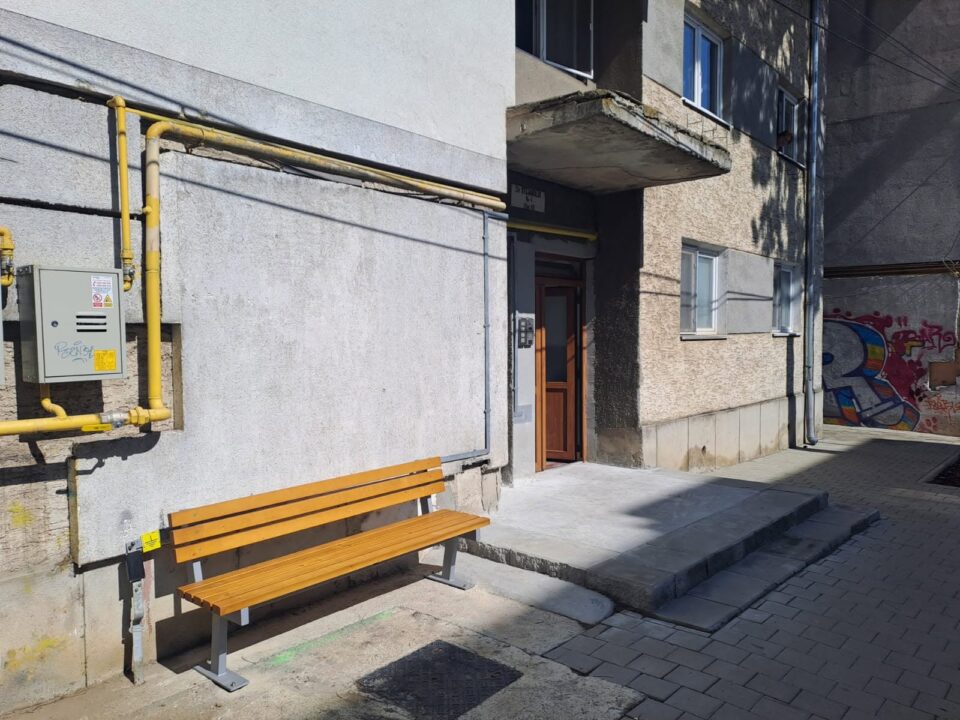 Aproximativ 300 de bănci noi vor fi montate în locul celor scoase din zonele cu lucrări