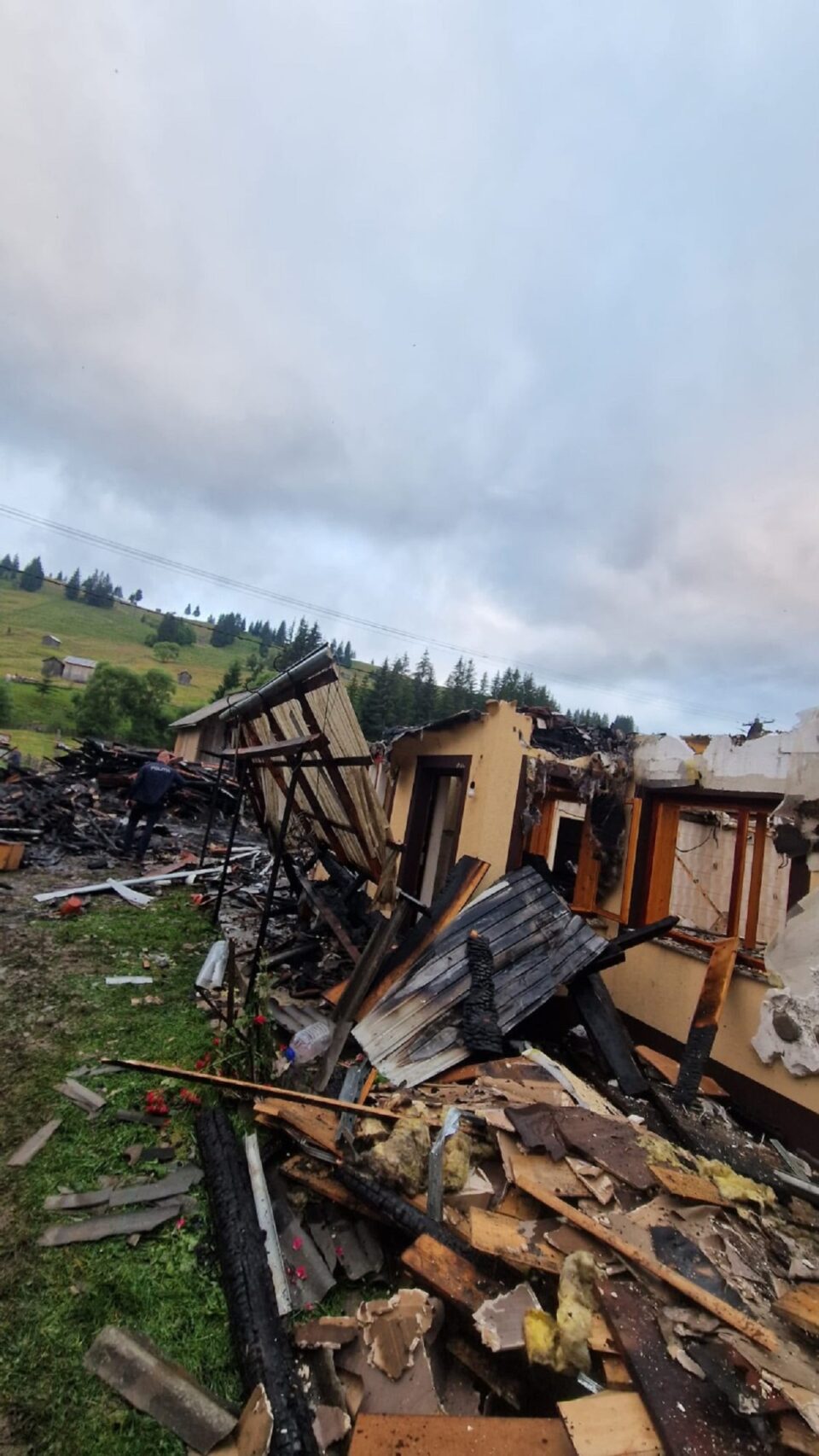 Casă distrusă de un incendiu pornit din adăpostul de animale