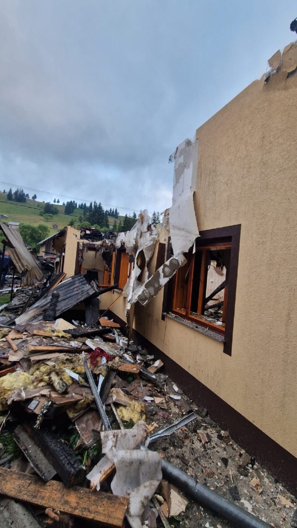 Casă distrusă de un incendiu pornit din adăpostul de animale Casă distrusă de un incendiu pornit din adăpostul de animale