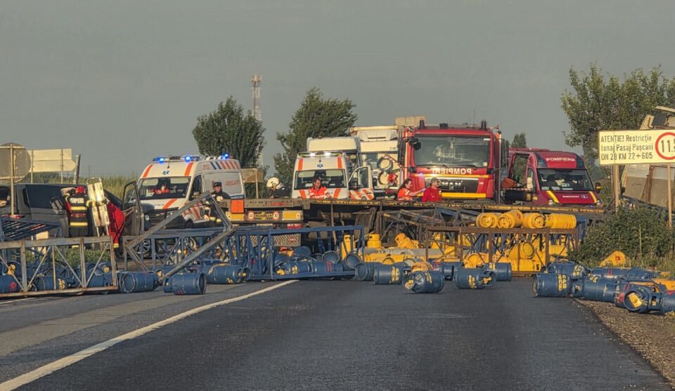 Un sucevean care conducea un autotren cu 700 de butelii, rănit într-un grav accident de pe E 85, la Săbăoani – Neamț Un sucevean care conducea un autotren cu 700 de butelii, rănit într-un grav accident de pe E 85, la Săbăoani – Neamț