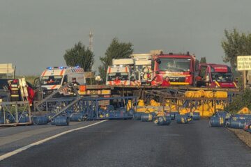Un sucevean care conducea un autotren cu 700 de butelii, rănit într-un grav accident de pe E 85, la Săbăoani – Neamț Un sucevean care conducea un autotren cu 700 de butelii, rănit într-un grav accident de pe E 85, la Săbăoani – Neamț