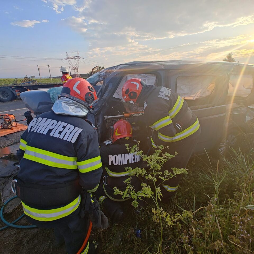 Un sucevean care conducea un autotren cu 700 de butelii, rănit într-un grav accident de pe E 85, la Săbăoani – Neamț